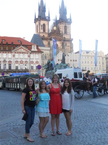 Girls_at_Old_Town_Square